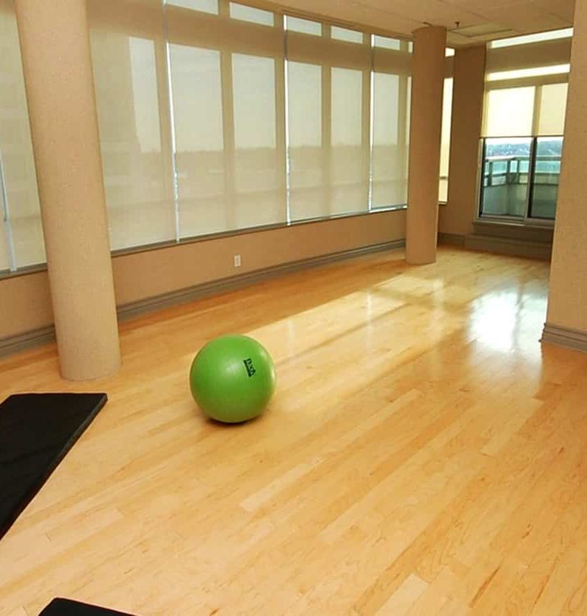 universal-condos-335-rathburn-rd-w-mississauga-yoga-studio