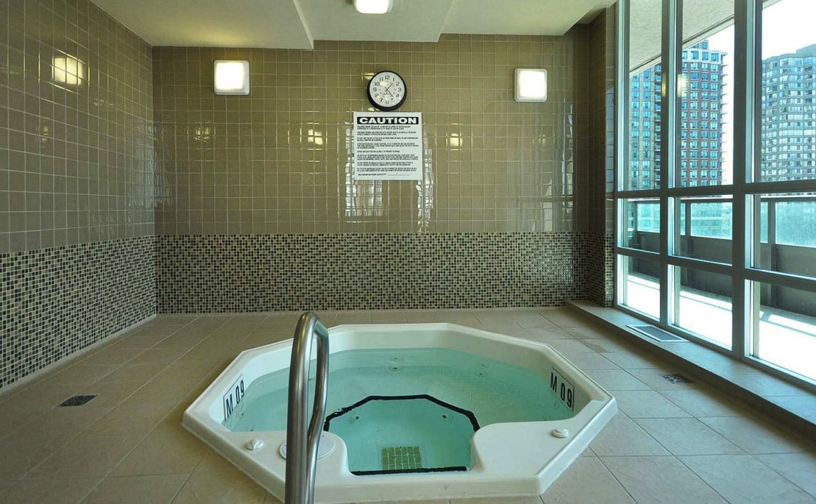 widesuite-condos-208-enfield-pl-mississauga-indoor-hot-tub