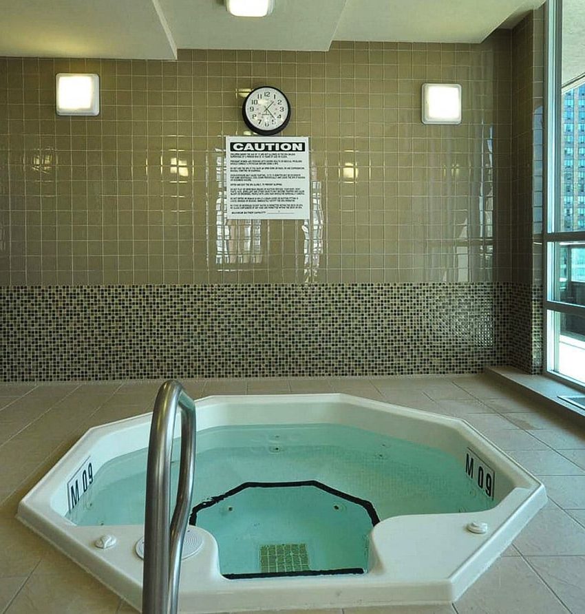 widesuite-condos-208-enfield-pl-mississauga-indoor-hot-tub