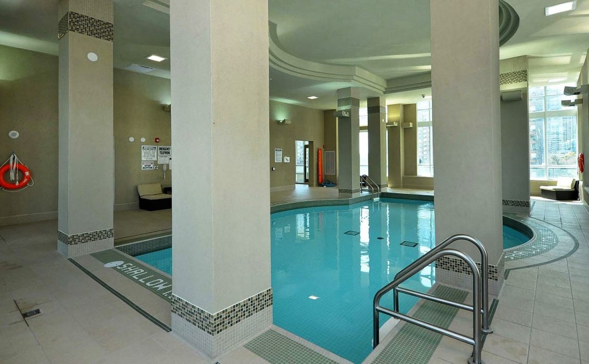 widesuite-condos-208-enfield-pl-mississauga-indoor-pool