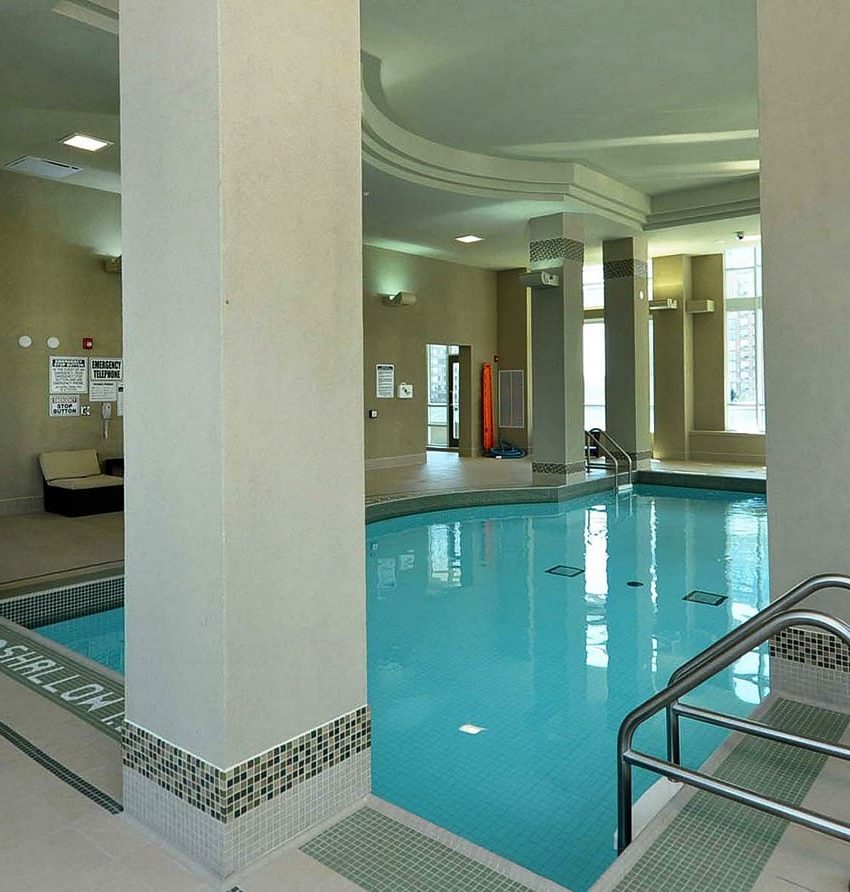 widesuite-condos-208-enfield-pl-mississauga-indoor-pool