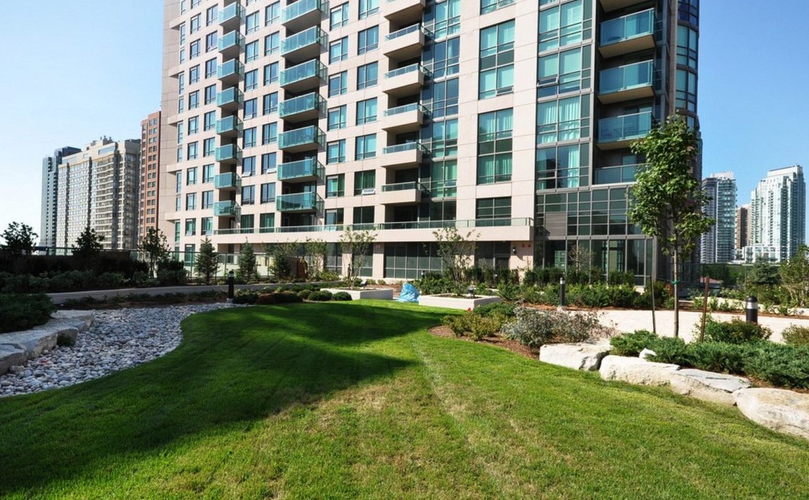 widesuite-condos-208-enfield-pl-mississauga-rooftop-terrace