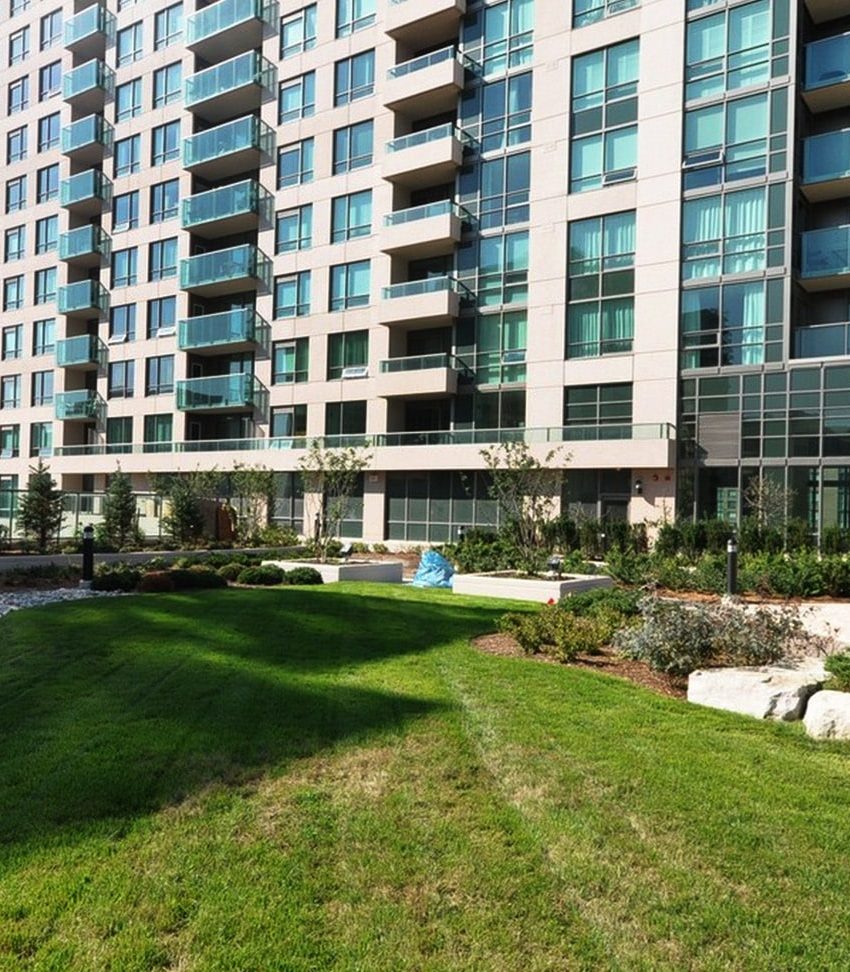 widesuite-condos-208-enfield-pl-mississauga-rooftop-terrace