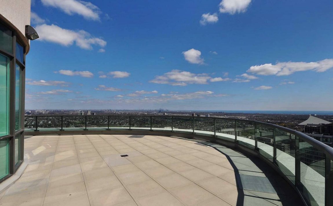 widesuite-condos-208-enfield-pl-mississauga-rooftop-terrace-view