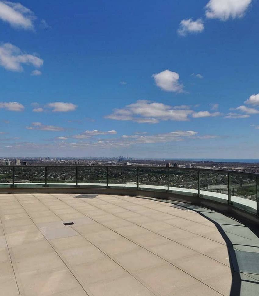 widesuite-condos-208-enfield-pl-mississauga-rooftop-terrace-view