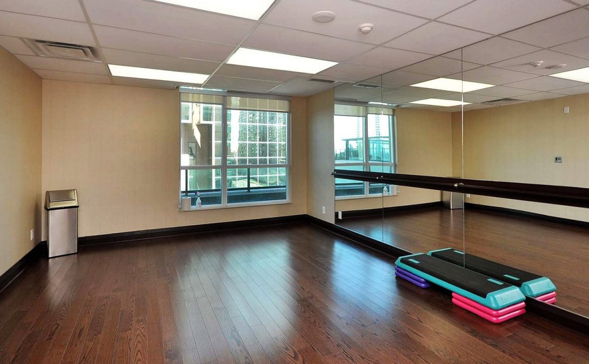 widesuite-condos-208-enfield-pl-mississauga-yoga-studio