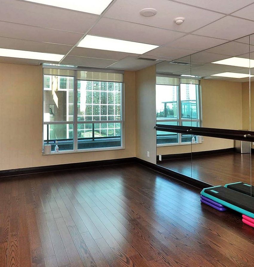 widesuite-condos-208-enfield-pl-mississauga-yoga-studio