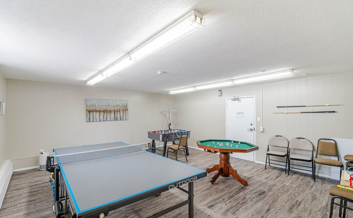 1100-caven-st-condos-mississauga-port-credit-amenities-games-room