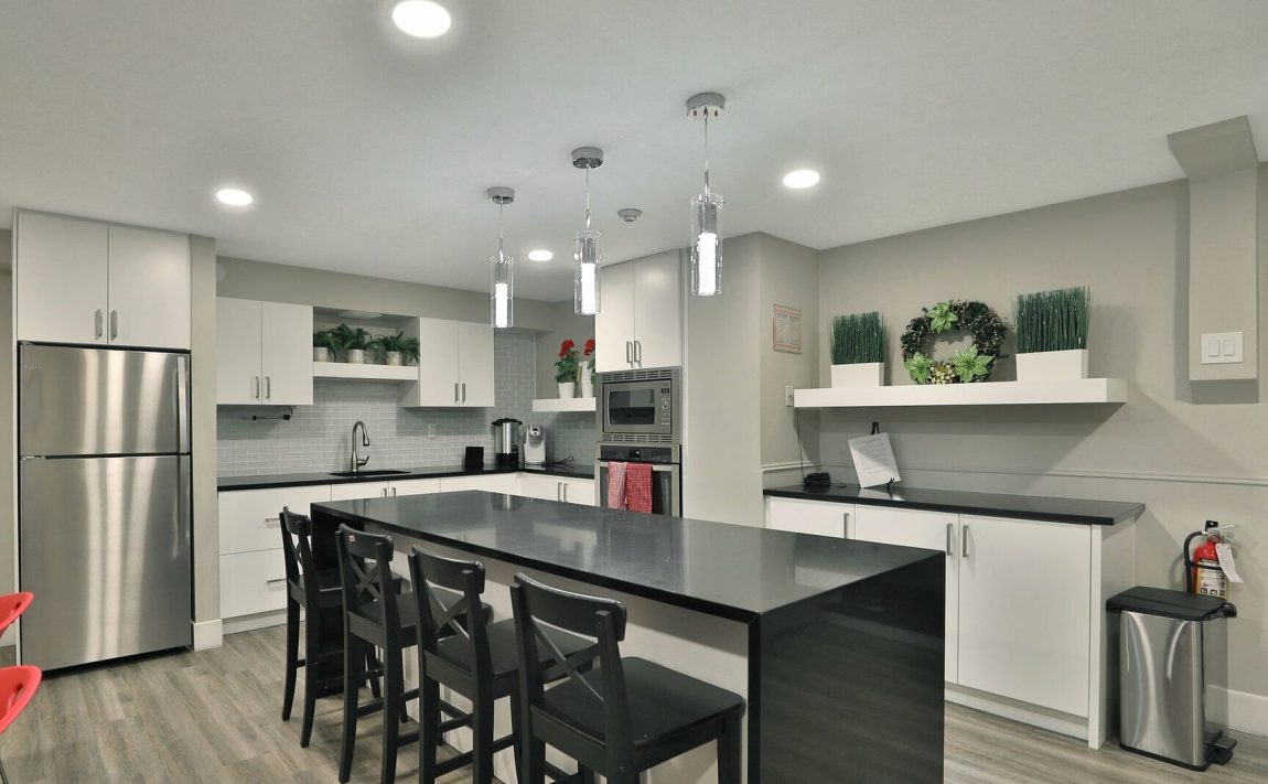 1100-caven-st-condos-mississauga-port-credit-amenities-kitchen