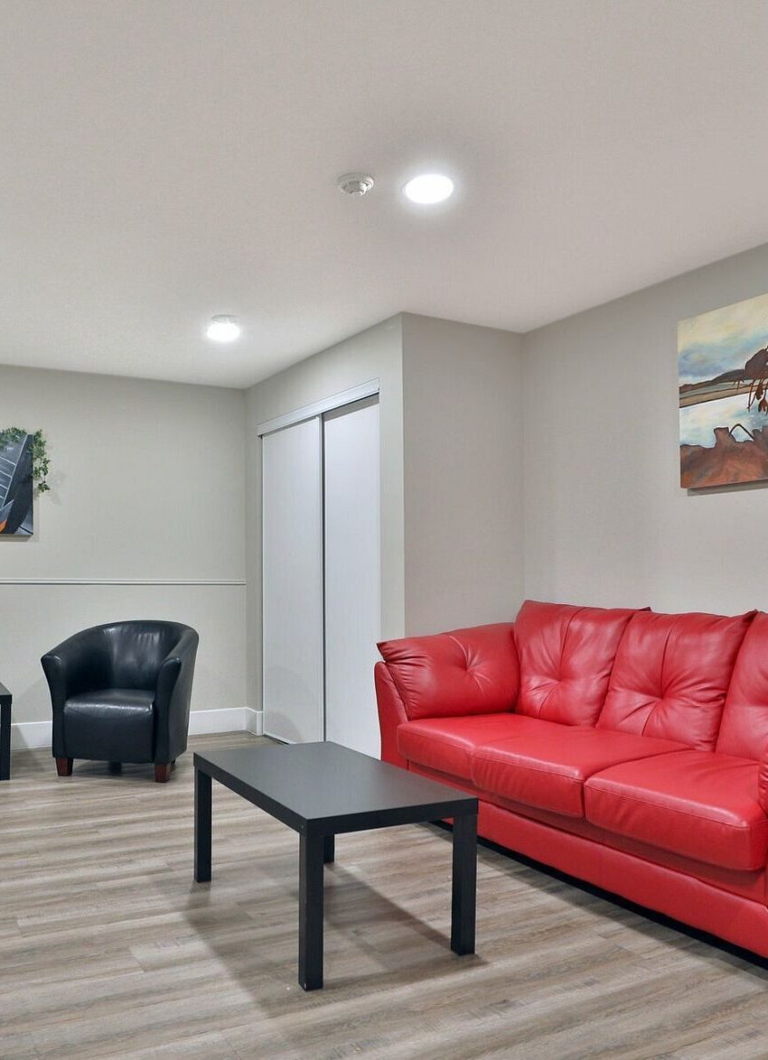 1100-caven-st-condos-mississauga-port-credit-amenities-lounge