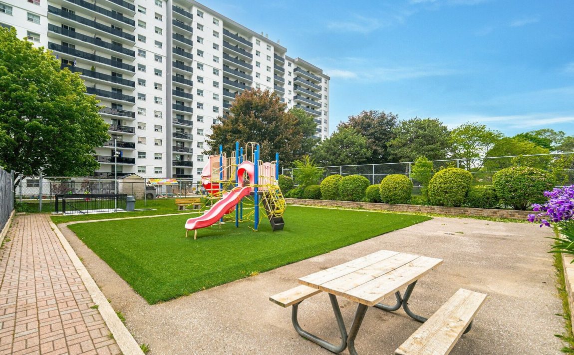 1100-caven-st-condos-mississauga-port-credit-childrens-playground