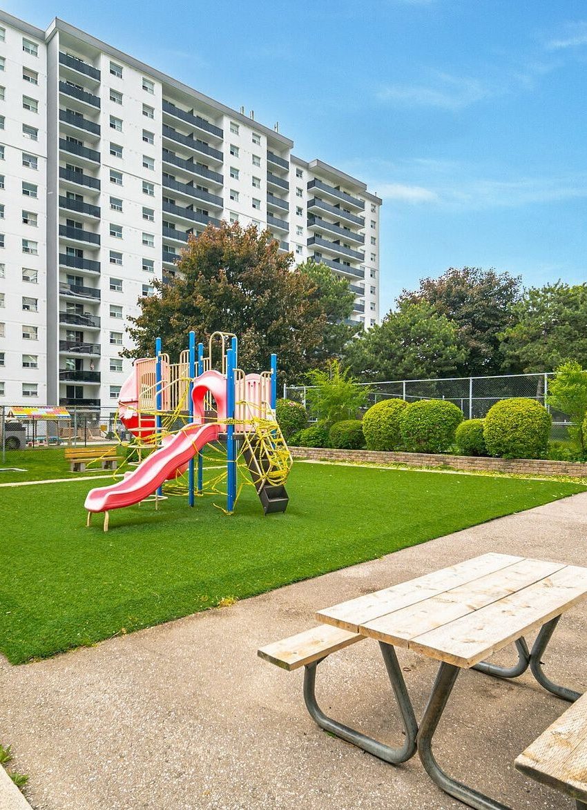 1100-caven-st-condos-mississauga-port-credit-childrens-playground