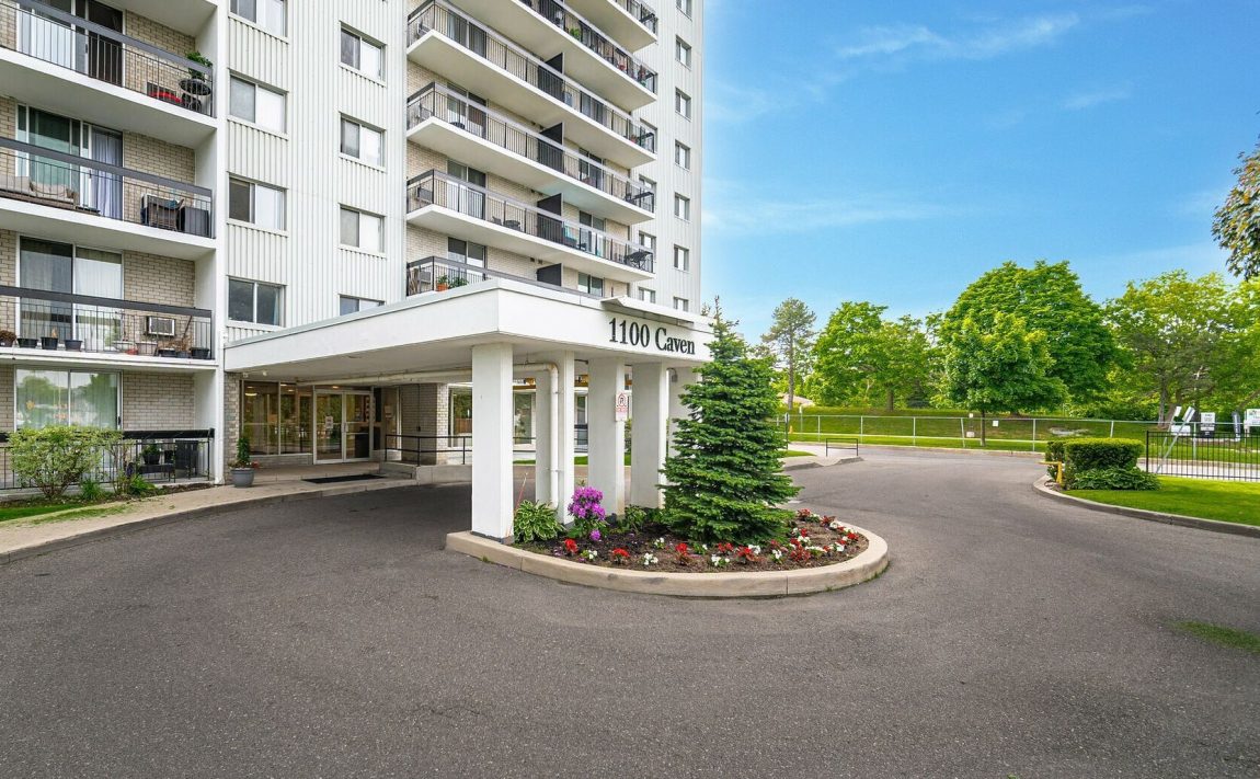 1100-caven-st-condos-mississauga-port-credit-front-entry