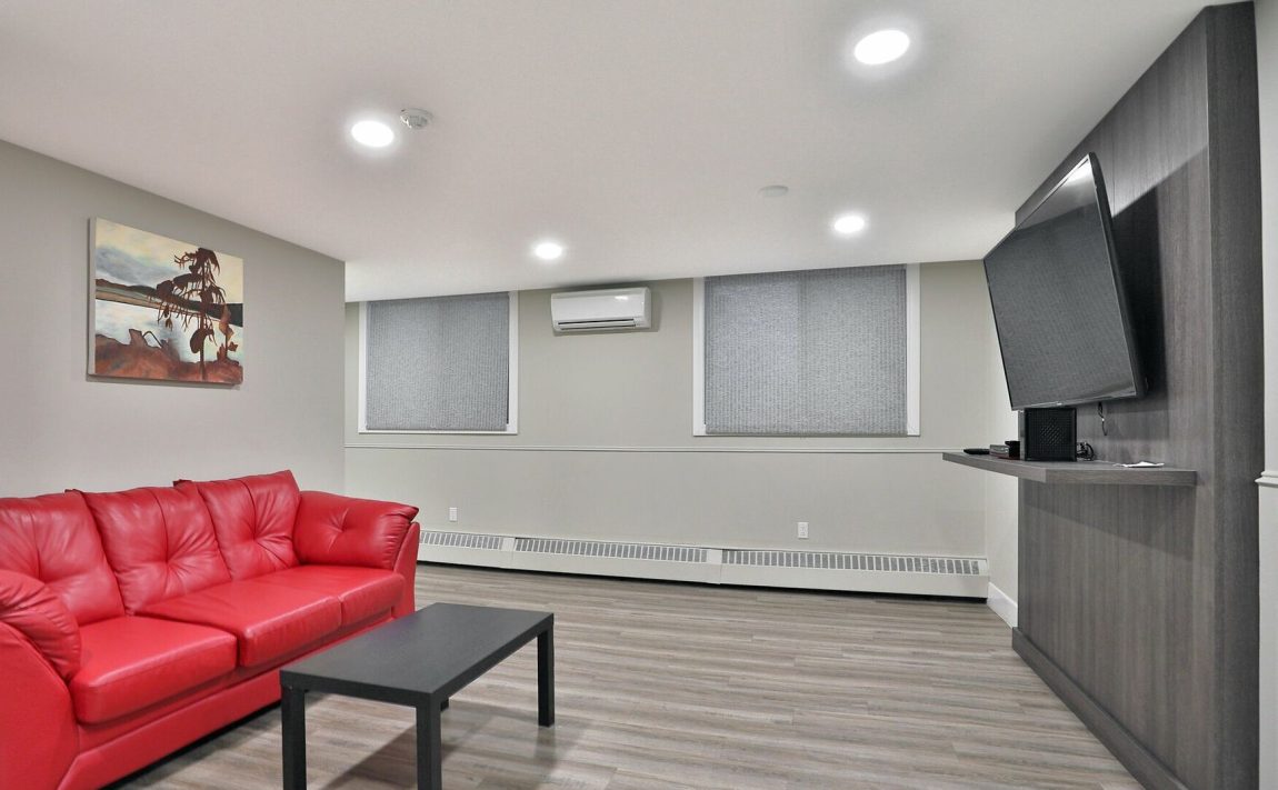 1100-caven-st-condos-mississauga-port-credit-media-room