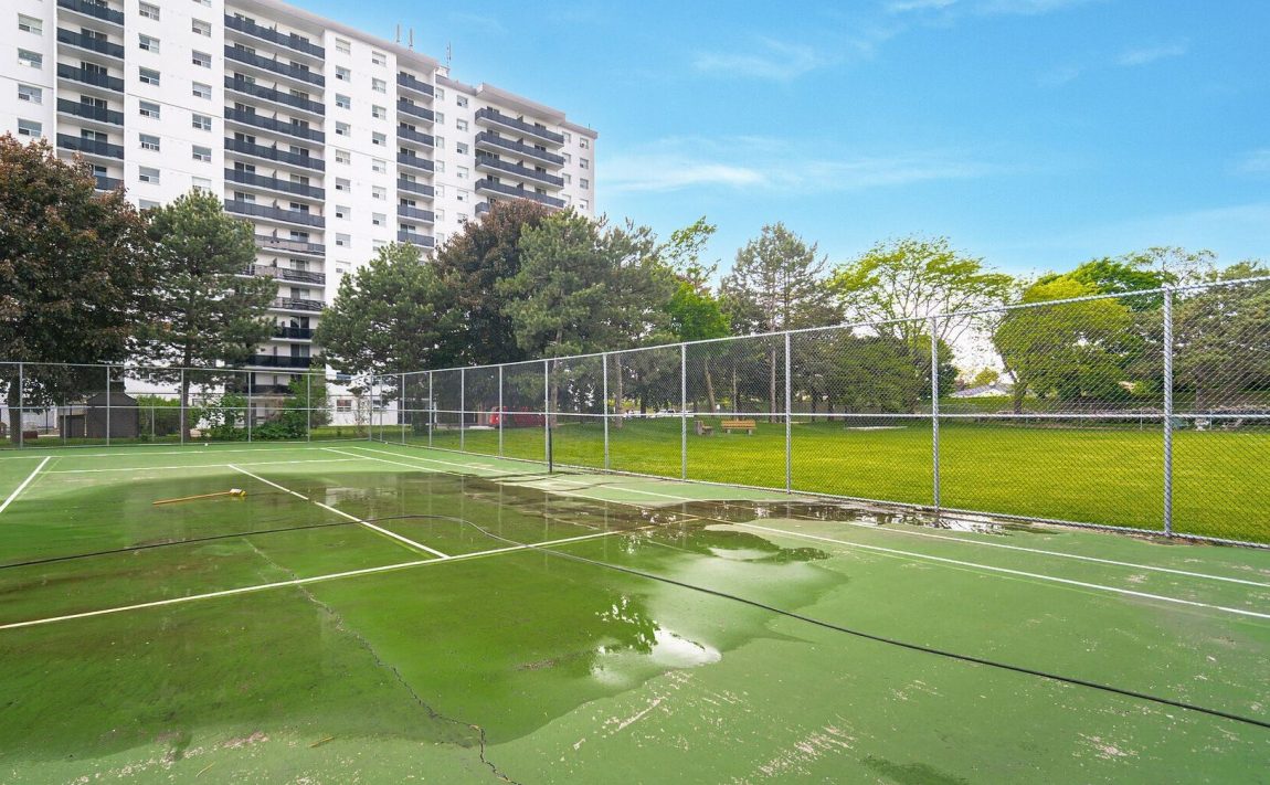 1100-caven-st-condos-mississauga-port-credit-tennis-court