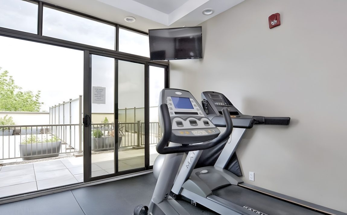 windermere-manor-condos-205-lakeshore-rd-w-oakville-amenities-gym-cardio