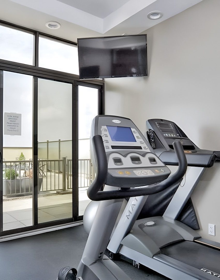 windermere-manor-condos-205-lakeshore-rd-w-oakville-amenities-gym-cardio