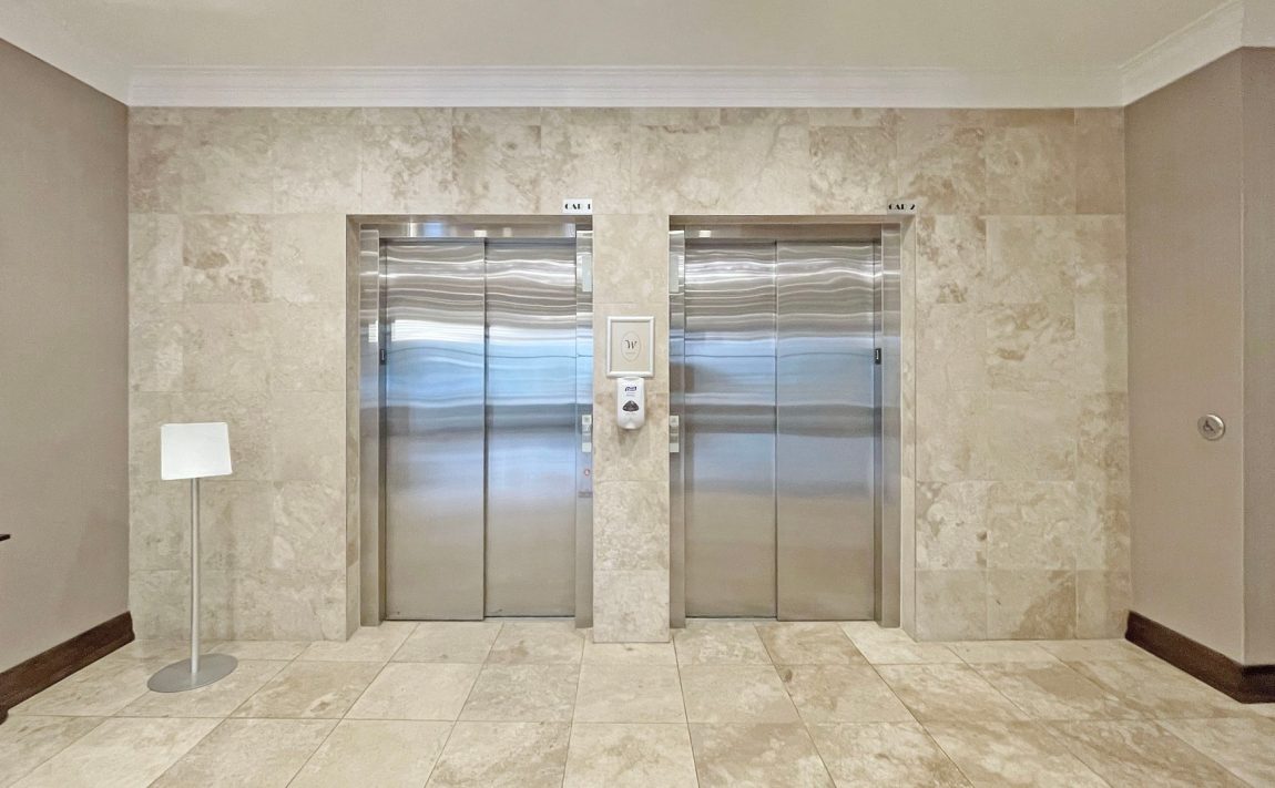 windermere-manor-condos-205-lakeshore-rd-w-oakville-elevator-lobby