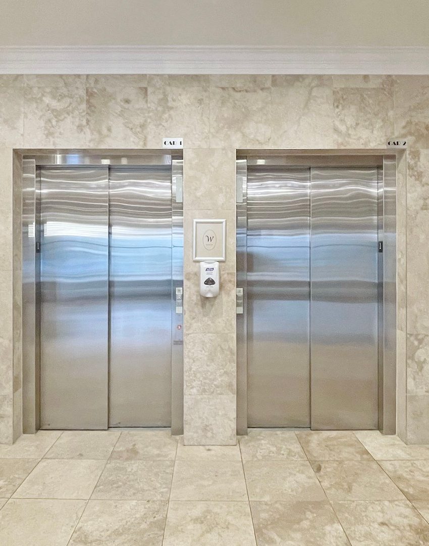 windermere-manor-condos-205-lakeshore-rd-w-oakville-elevator-lobby