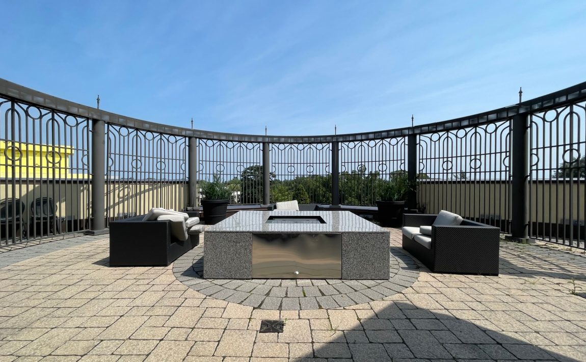 windermere-manor-condos-205-lakeshore-rd-w-oakville-outdoor-terrace