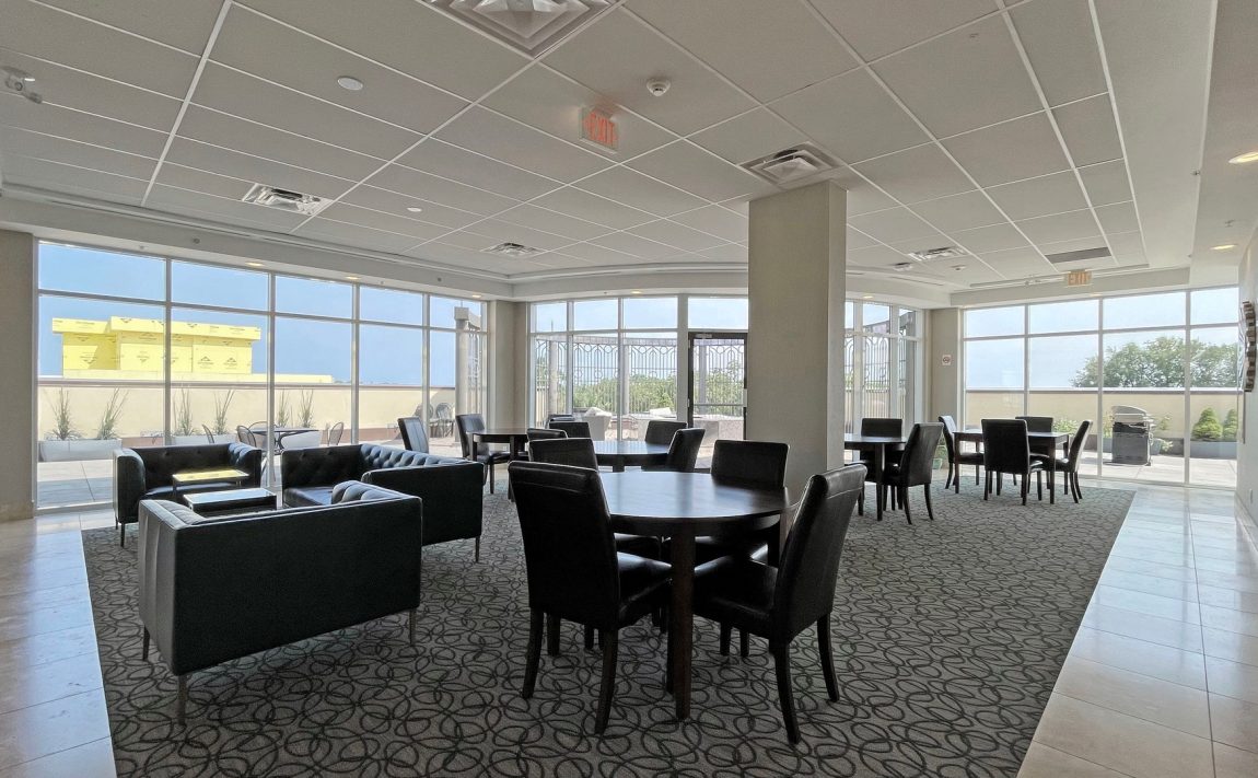 windermere-manor-condos-205-lakeshore-rd-w-oakville-party-room-lounge