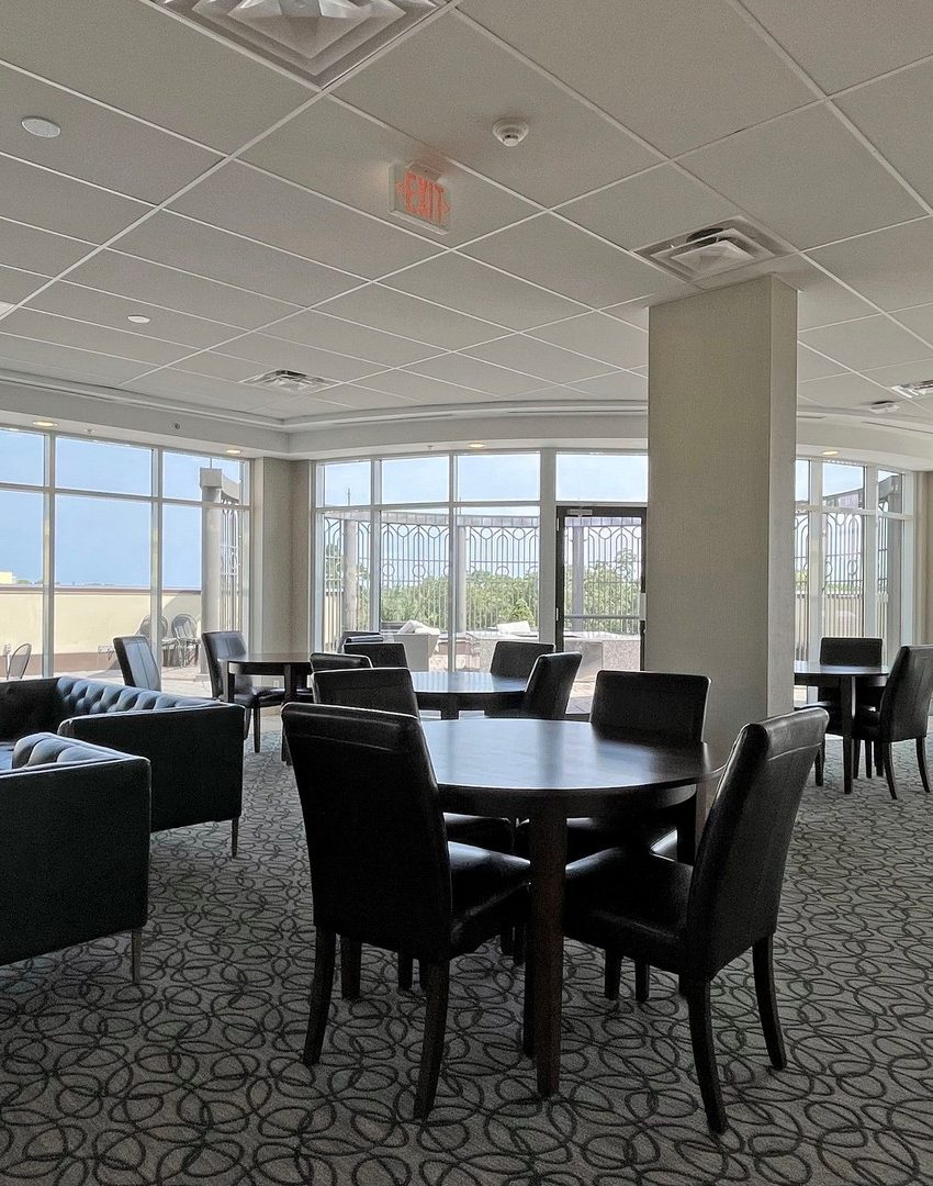 windermere-manor-condos-205-lakeshore-rd-w-oakville-party-room-lounge