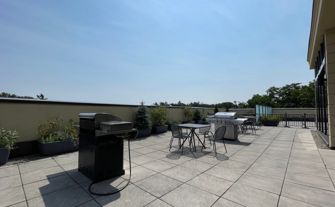 windermere-manor-condos-205-lakeshore-rd-w-oakville-terrace-bbq