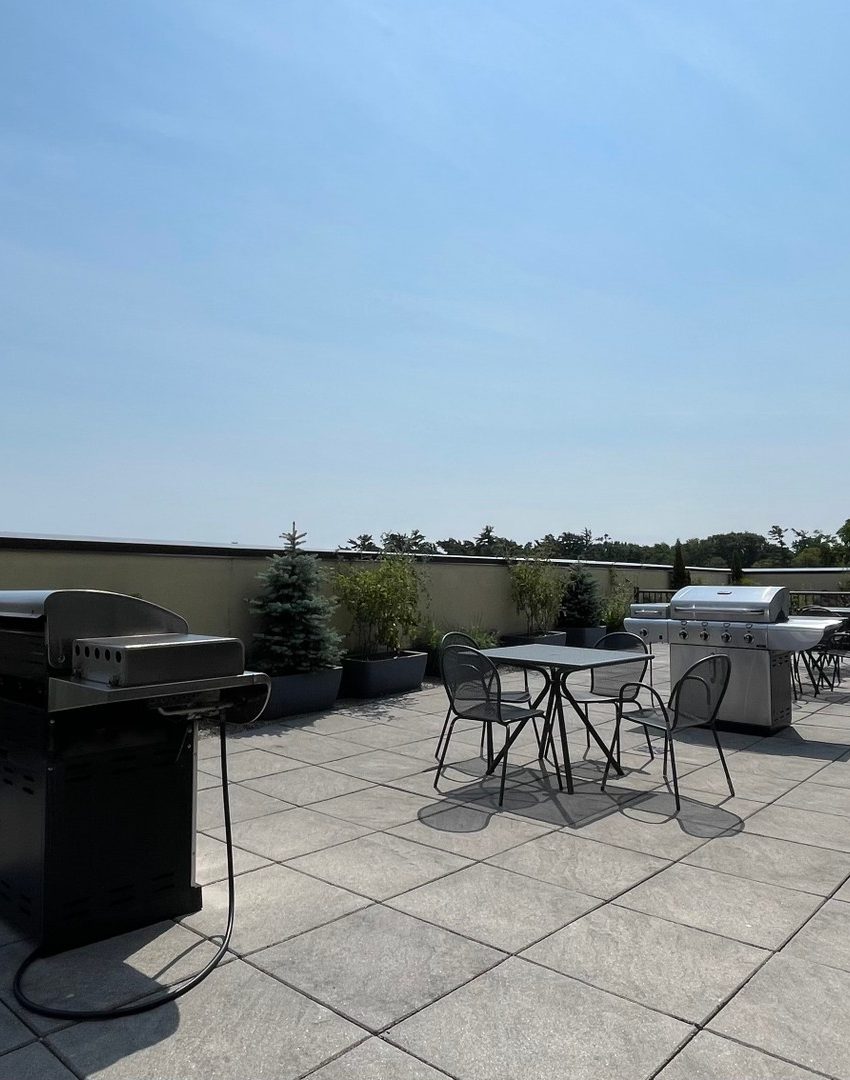 windermere-manor-condos-205-lakeshore-rd-w-oakville-terrace-bbq