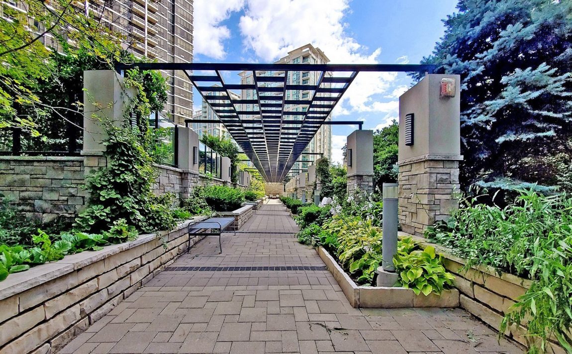 hullmark-centre-condos-2-anndale-dr-north-york-outdoor-terrace