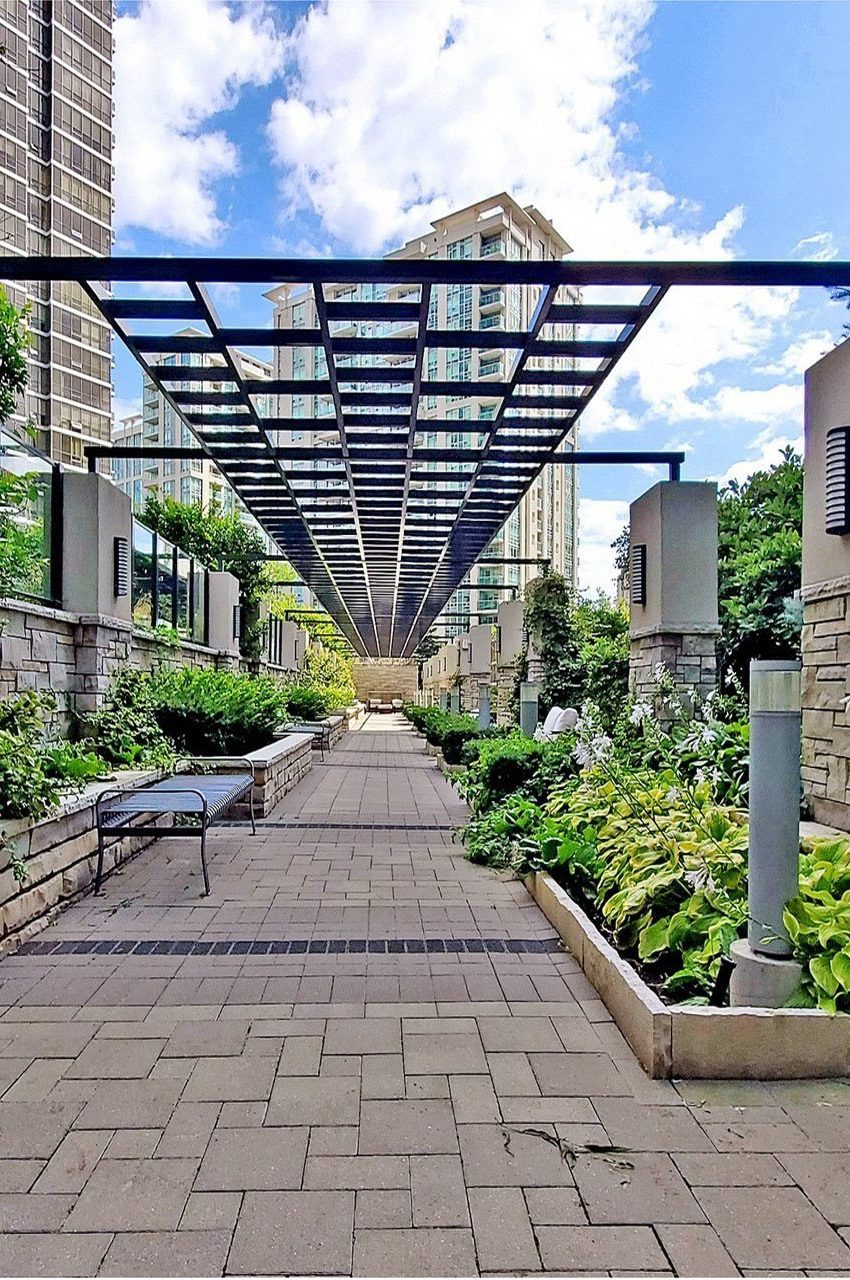 hullmark-centre-condos-2-anndale-dr-north-york-outdoor-terrace