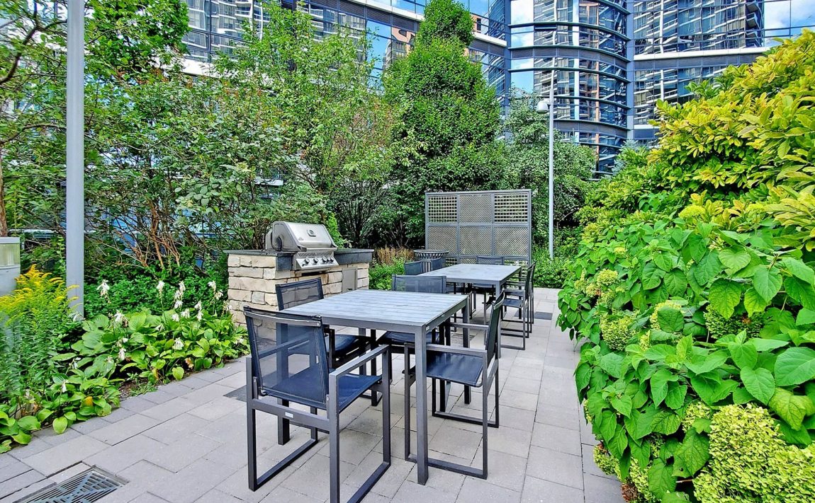 hullmark-centre-condos-2-anndale-dr-north-york-terrace-bbq-amenities