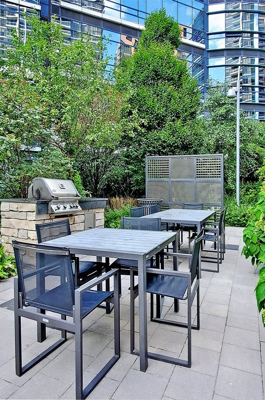 hullmark-centre-condos-2-anndale-dr-north-york-terrace-bbq-amenities