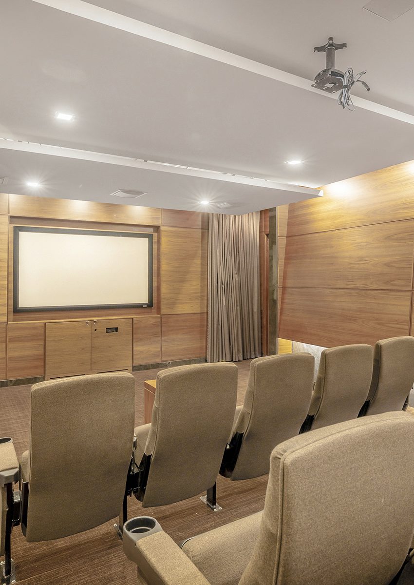 hullmark-centre-ii-5-sheppard-ave-e-condos-amenities-media-room-theatre
