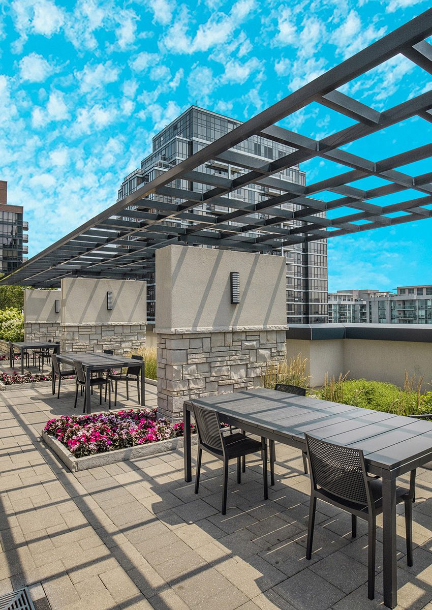 hullmark-centre-ii-5-sheppard-ave-e-condos-amenities-outdoor-terrace