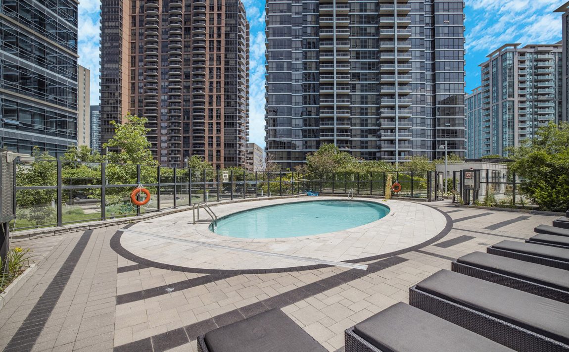 hullmark-centre-ii-5-sheppard-ave-e-condos-outdoor-pool
