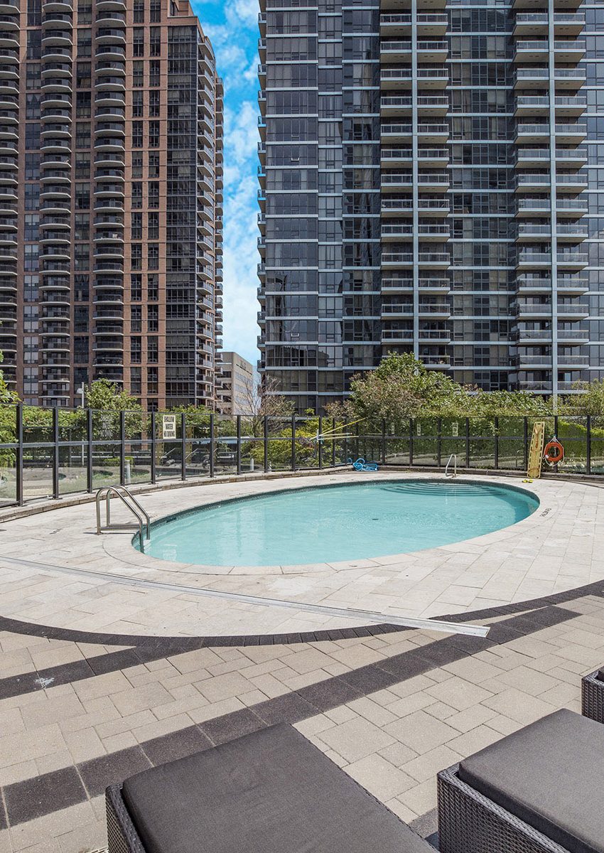 hullmark-centre-ii-5-sheppard-ave-e-condos-outdoor-pool