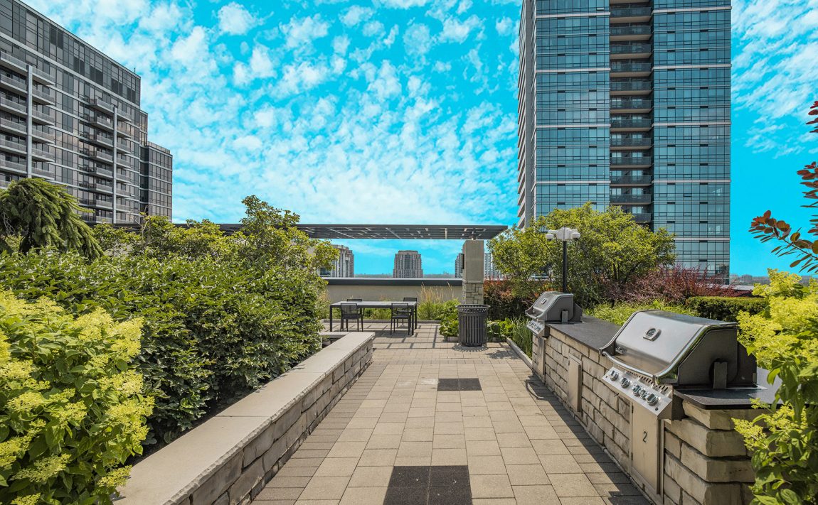 hullmark-centre-ii-5-sheppard-ave-e-condos-rooftop-terrace-bbq