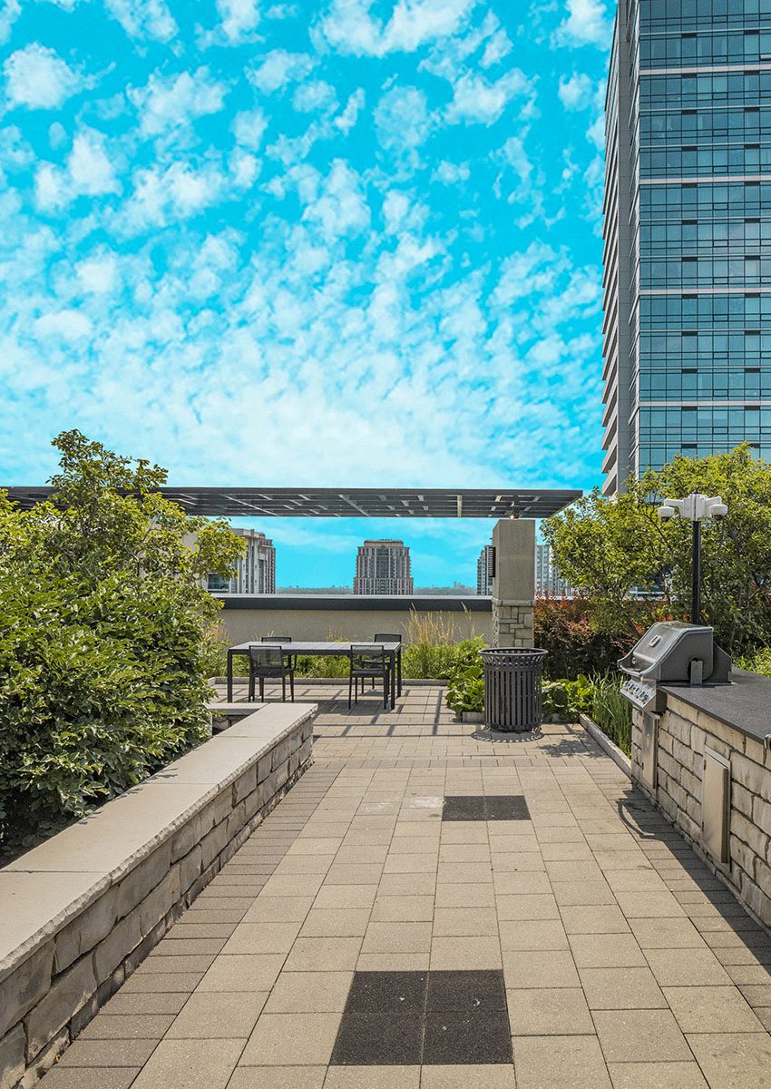 hullmark-centre-ii-5-sheppard-ave-e-condos-rooftop-terrace-bbq