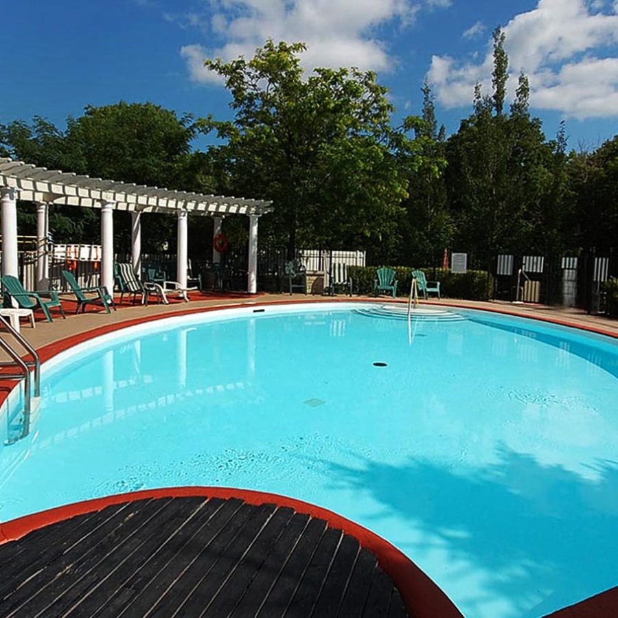 200-burnhamthorpe-rd-e-mississauga-club-one-condos-amenities-outdoor-pool