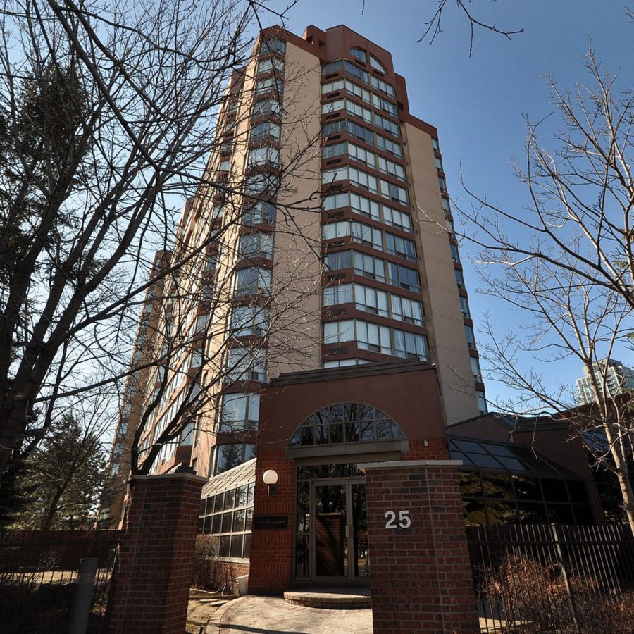 fairmont-condos-25-fairview-rd-w-mississauga-square-one-for-sale