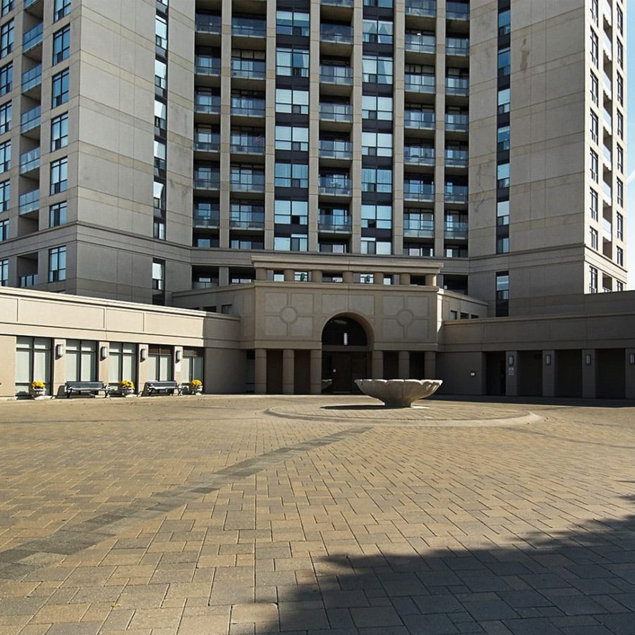 tuscany-gate-220-forum-dr-mississauga-condos-entry-courtyard-motorcourt